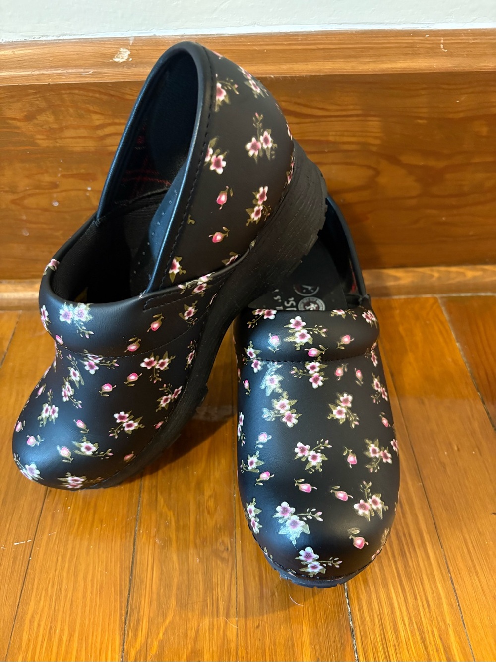 Skechers Black Floral Slip-On WORK Clogs size 7. Great for work